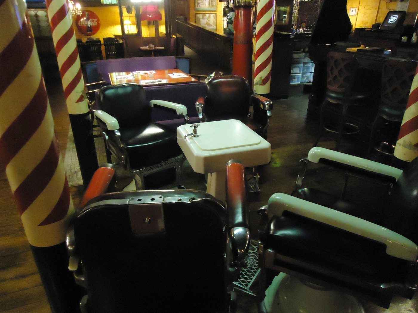 Intérieur du barbershop Le Cran, fauteuils et miroirs dans une ambiance charbon